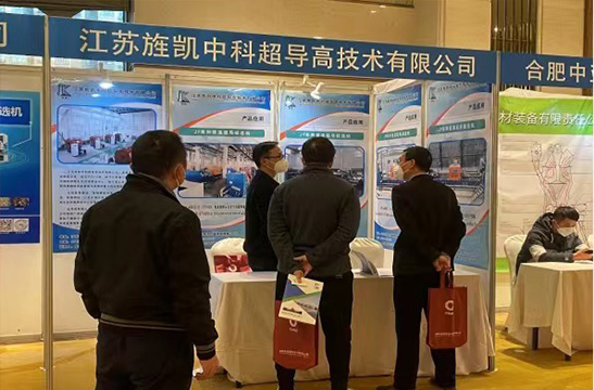 展會現場-吳經理與客戶深入交流